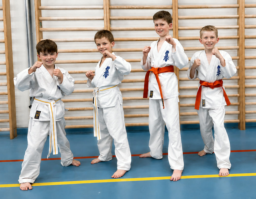 Enfants pratiquant le kihon de karaté dans un dojo