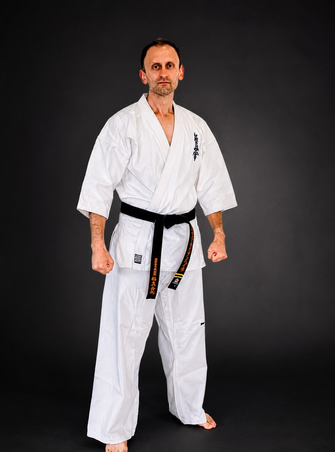 Portrait de l'instructeur en karategi avec ceinture noire